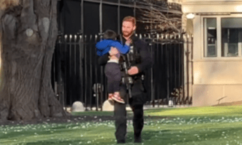 Niño salta valla de la Casa Blanca