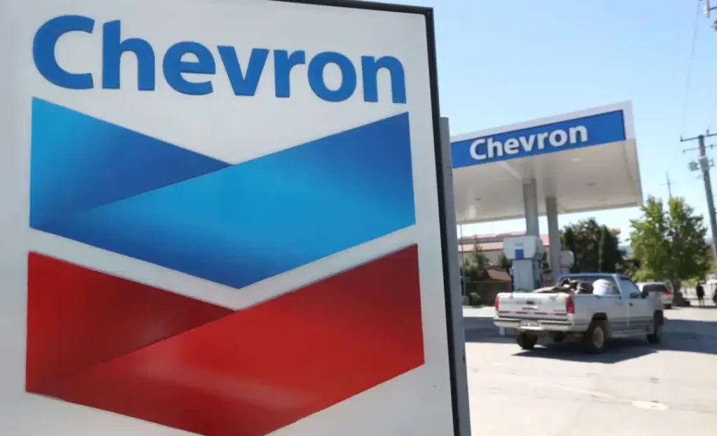 EE.UU. ordena a Chevron cerrar operaciones en Venezuela en 30 días