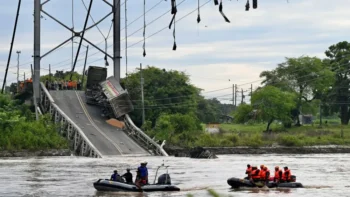 Al menos 4 muertos y un desaparecido tras caída de un puente en Ecuador