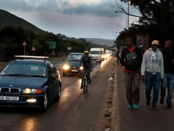 Diez muertos y 30 heridos tras chocar un autobús y un camión en Sudáfrica
