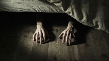 Niñera se asoma bajo la cama de un niño para mostrarle que no había monstruos y se encuentra a un hombre escondido