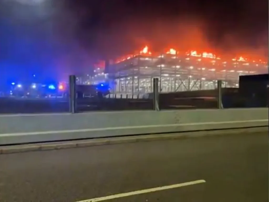 Suspenden todos los vuelos del aeropuerto de Luton por un fuerte incendio