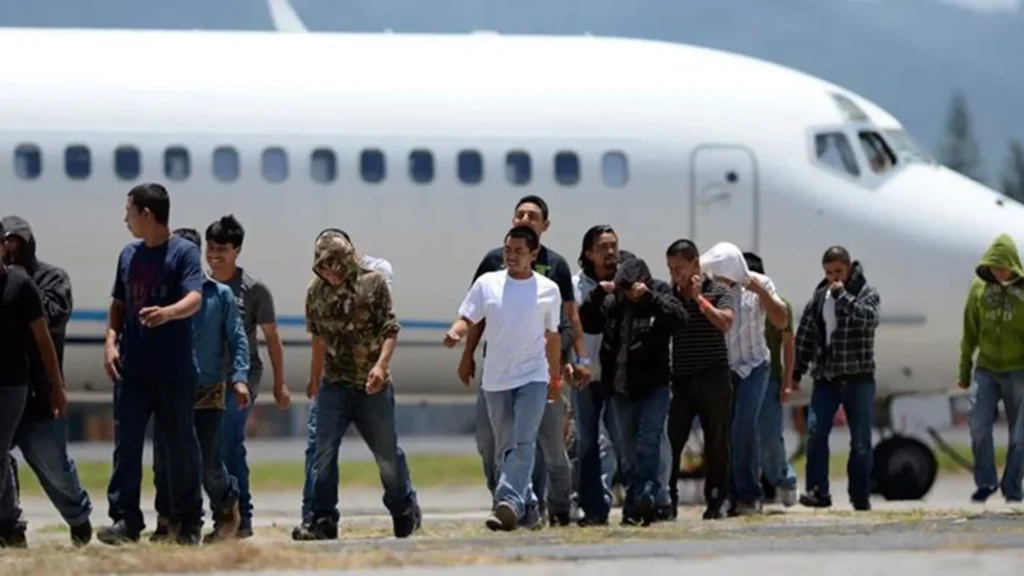 Más de 500 dominicanos regresan a casa por miedo a redadas masivas de EE.UU.