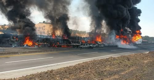Cinco heridos y 25 vehículos quemados por accidente en Brasil