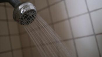 Trump firma decreto que aumenta la presión de las duchas