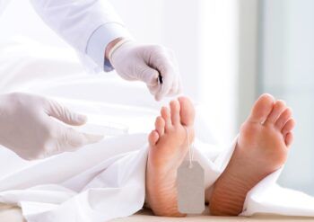 Una mujer da a luz en el ataúd 10 días después de morir