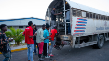 Al menos 1,122 inmigrantes detenidos y otros 1,041 deportados, según Migración 