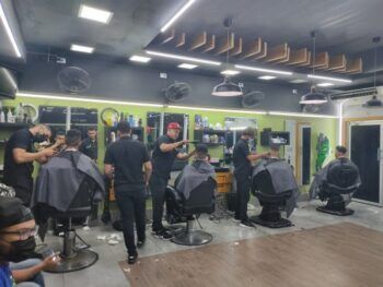 Muchas barberías exceden horario y venden bebidas
