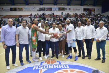 Ministro Kelvin Cruz aporta un millón de pesos para el TBS La Romana 2025