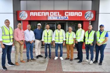 Ministro Kelvin Cruz realiza evaluación del techo de La Gran Arena del Cibao