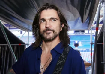 Juanes sorprende cantando en el Metro de Medellín