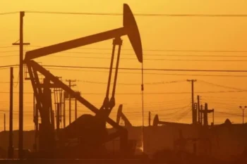 El petróleo alcanza su nivel más bajo en cuatro años