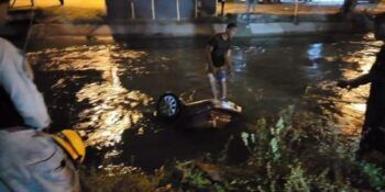 Vehículo cae en canal de riego en Santiago