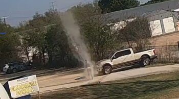 Mini «tornado» aparece de la nada y deja atrapada a una mujer