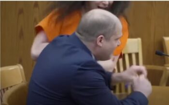 Mujer que descuartizó a su pareja ataca a su abogado en pleno juicio