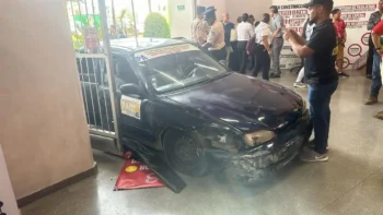 Se estrella un carro contra estación del teleférico de Santiago