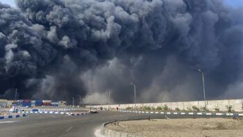 Suman 40 muertos por explosión del mayor puerto comercial de Irán