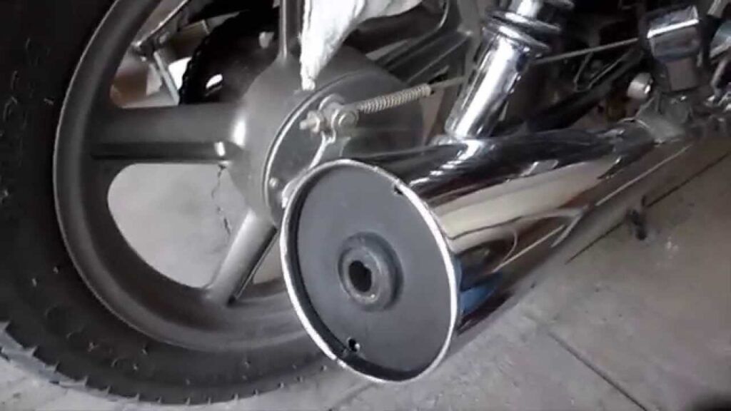 Teniente destruye mofle de motor