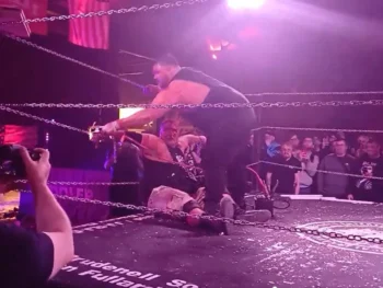 Peleó con su padre y lo electrocutó arriba del ring