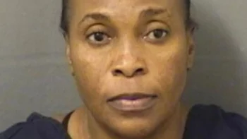 Arrestan mujer por quemar a una niña con una plancha en Florida