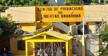 Dos reclusos resultan heridos durante pleito en cárcel pública en Barahona