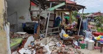 Sismo de 5.7 deja cientos de casas destruidas en Indonesia