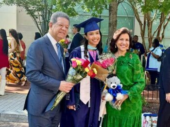 Se gradúa hija de Leonel y Margarita