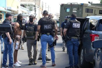 Detienen a 53 dominicanos durante operativo migratorio en Puerto Rico