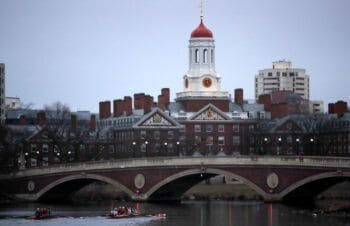 Trump impide matricular a estudiantes extranjeros en Harvard