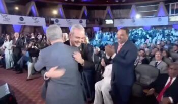 Leonel y Abinader se abrazan en Congreso Mundial del Derecho