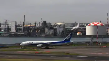 Amarran pasajero tras intentar abrir la puerta de la cabina durante un vuelo