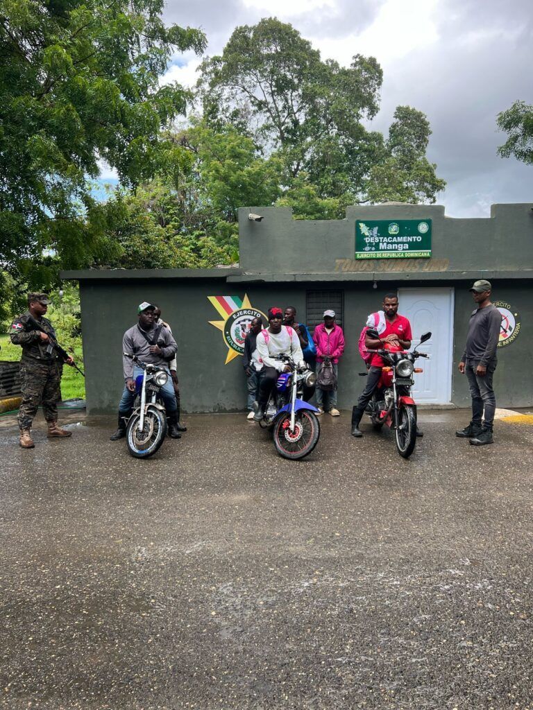 Ejército detiene grupo de haitianos indocumentados que se transportaba en motocicletas
