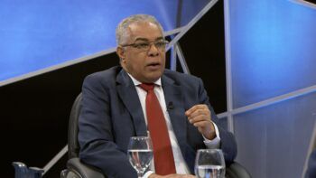 Luis Reyes advierte sobre los riesgos del modelo económico dominicano