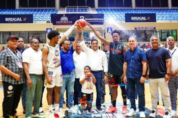 Kelvin Cruz entrega un millón de pesos al baloncesto de Puerto Plata