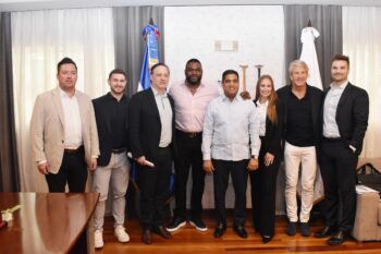 Ministro Kelvin Cruz recibe a David Ortiz y ejecutivos de Perfect Game