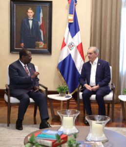 Presidente Abinader recibe una visita de cortesía del canciller y primer secretario del gabinete de Kenia