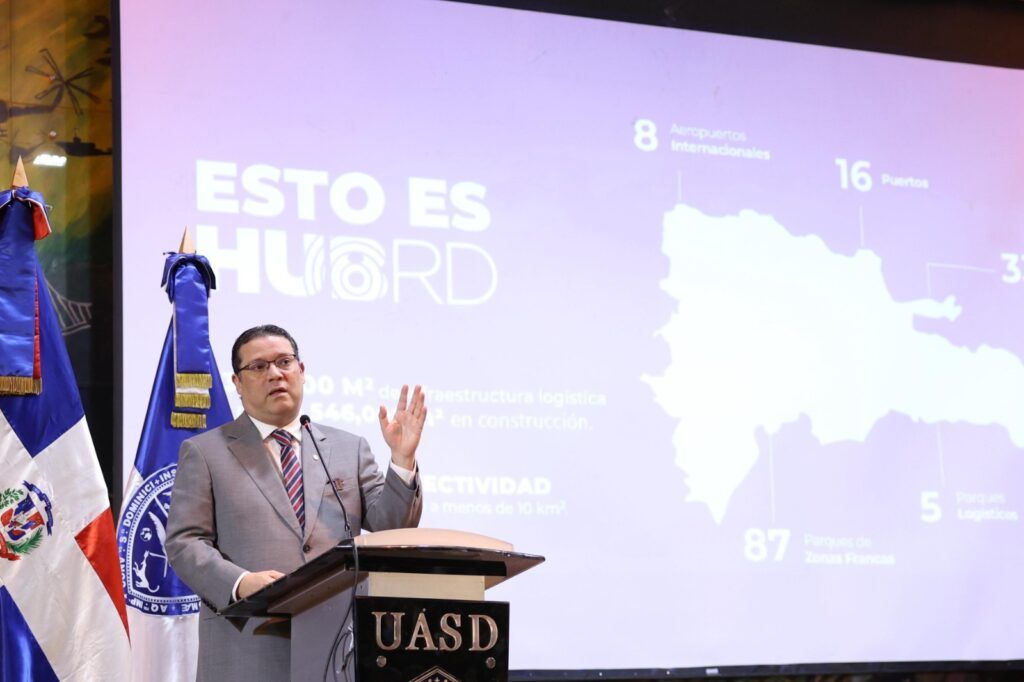 Yayo Sanz Lovatón plantea a estudiantes de la UASD que la logística será el petróleo de RD