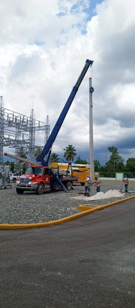 Edesur rehabilita redes en Pedernales y coloca postes del tendido eléctrico
