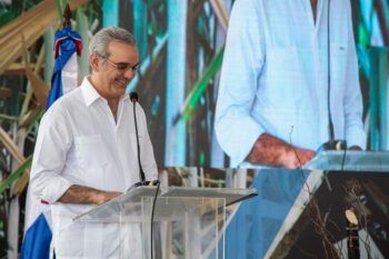 Abinader reconoce a varios colonos