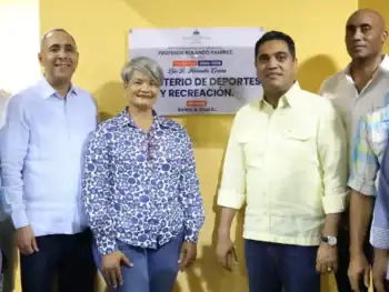 Kelvin Cruz entrega multiuso Rolando Ramírez renovado en SPM