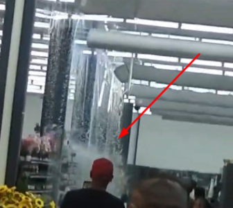 Lluvia provoca desplome parcial del techo en Plaza Estrella de Pantoja