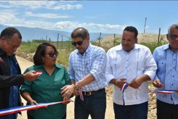 Ministro Cruz entrega 86 km de caminos interparcelarios en Fundación, Barahona