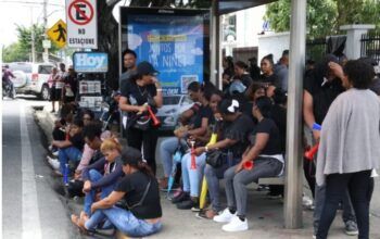 Docentes Protestan Frente al Ministerio de Educación