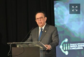 Valdez Albizu resalta la importancia de la sostenibilidad climática e inclusividad de los sistemas bancarios