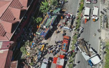 Doce muertos y 25 heridos tras accidente de autobús en Indonesia