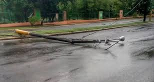Varios heridos tras caerse poste de luz frente al Parque Mirador Norte