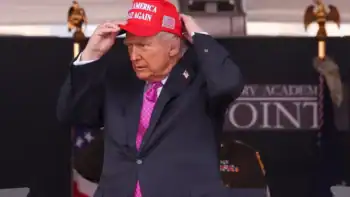 Trump redobla ataques contra Harvard