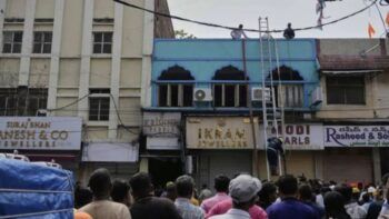 Al menos 17 muertos tras incendio en India