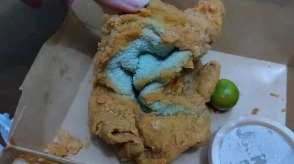 Pidió pollo por delivery y le llegó una toalla frita