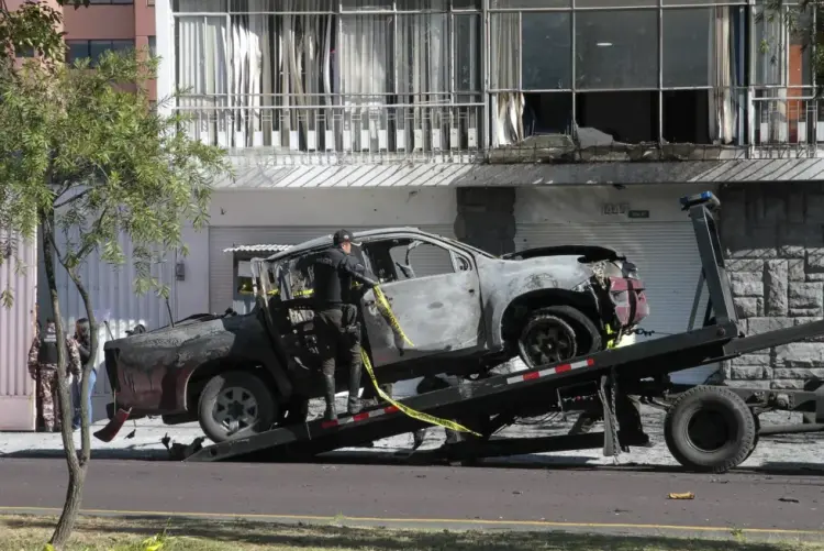 Siete heridos y dos vehículos dañados al estallar un artefacto explosivo en Ecuador